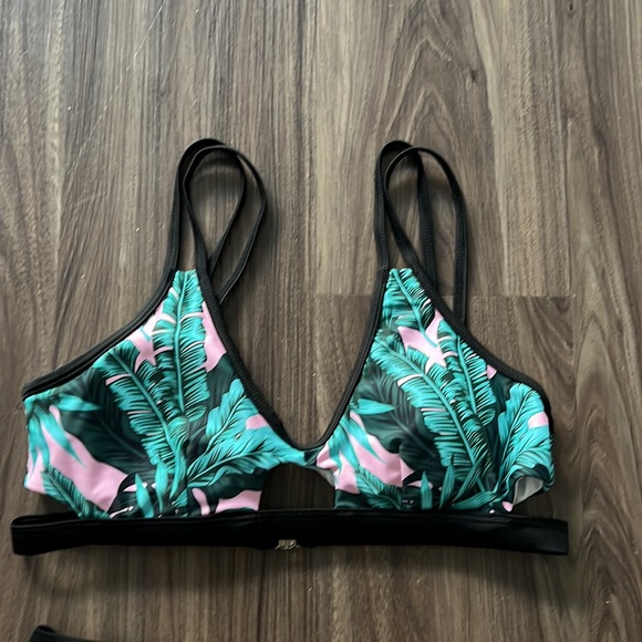 Cupshe medium high waisted bikini, new with tags - Picture 2 of 5